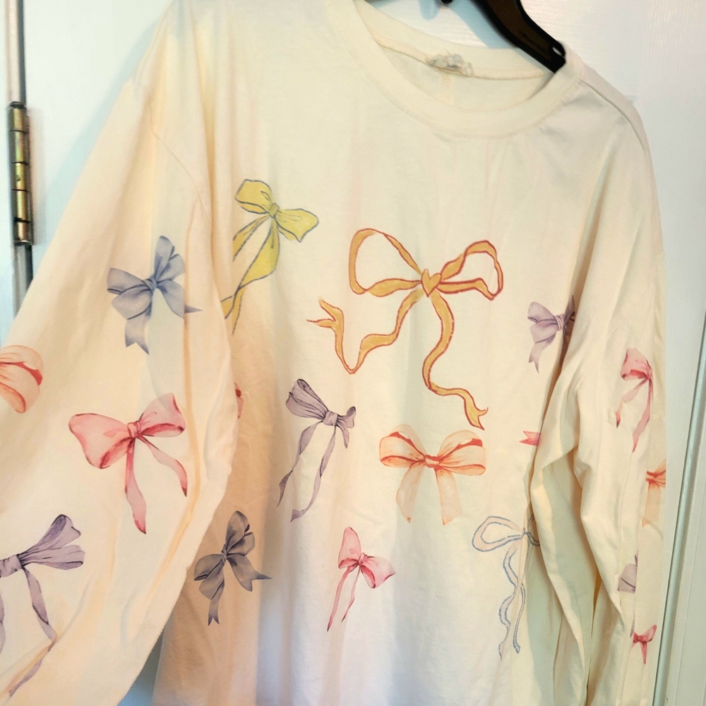 Charming Easel Bow Print Long Sleeve Top